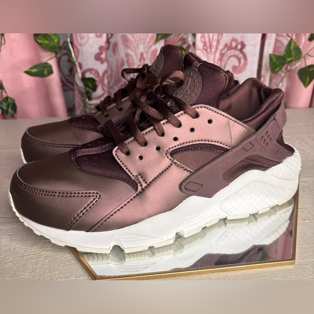 LAST CHANCE Nike Women's Sneakers in Burgundy and White